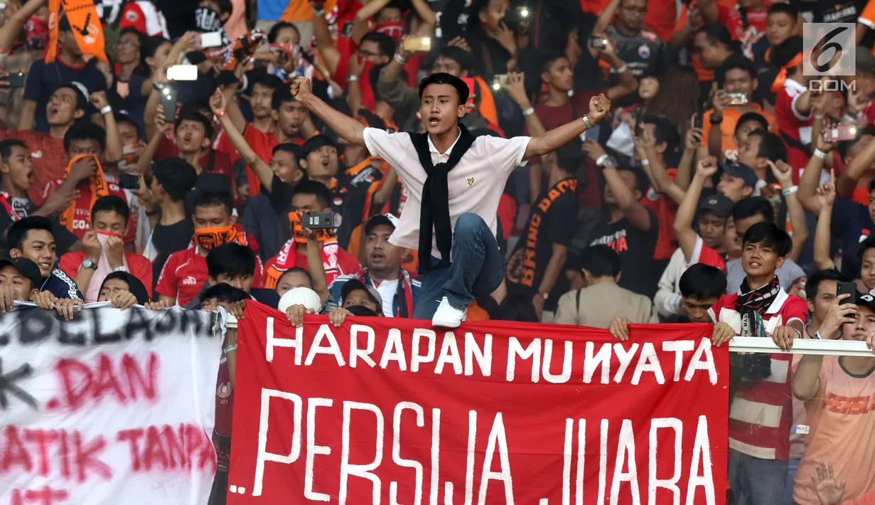 Suporter tim Macan Kemayoran bersorak merayakan gelar juara Go-Jek Liga 1 Indonesia 2018 bersama Bukalapak yang diraih Persija di Stadion GBK, Jakarta, Minggu (9/12). Persija meraih gelar juara dengan 62 poin. (Liputan6.com/Helmi Fithriansyah)