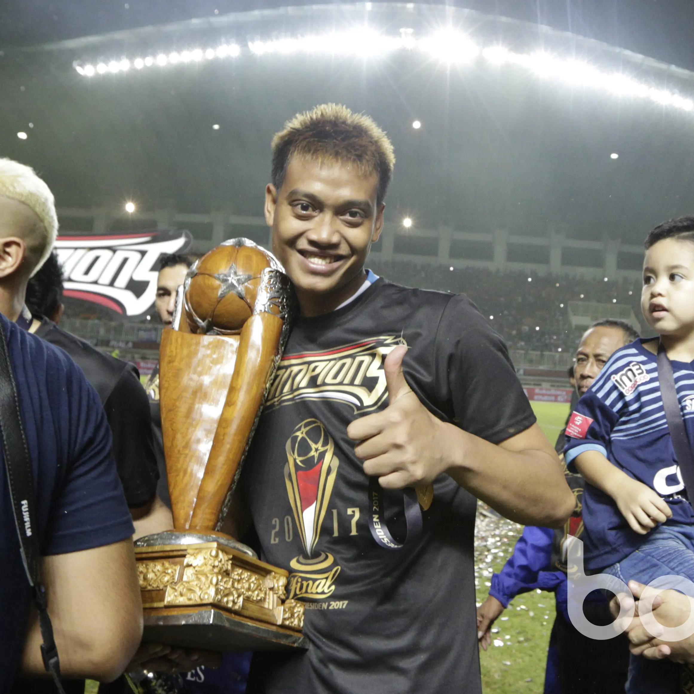 Ekspresi kiper Arema FC, Kurnia Meiga saat timnya meraih juara Piala Presiden 2017 di Stadion Pakansari, Bogor, Minggu (12/3/2017). (Bola.com/Nicklas Hanoatubun)