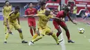 Striker Timnas Indonesia U-22, Marinus Wanewar, mengontrol bola saat melawan Bhayangkara FC pada laga uji coba di Stadion Patriot, Bekasi, Rabu (6/2). Keduanya bermain imbang 2-2. (Bola.com/Yoppy Renato)