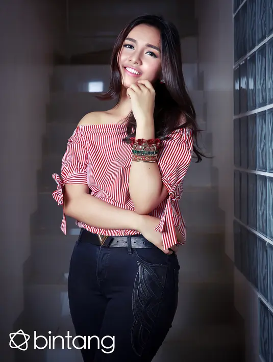 "Jadi tahun 2011 David Foster dateng ke Jakarta bikin ajang Born to Sing Asia. Dan untuk audisinya kita kirim video nyanyi. Aku bahkan kirim 4 sampe 5 video. Puji Tuhan aku terpilih buat duet di konsernya di Jakarta," ujar Putri.(Deki Prayoga/Bintang.com)