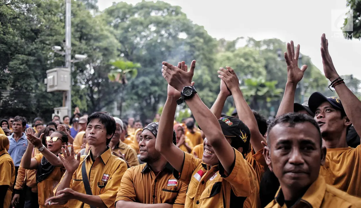 Aksi massa dari kader dan simpatisan Partai Hanura menggeruduk kantor KPU RI di Jakarta, Senin (21/1). Mereka menuntut KPU memasukkan nama Oesman Sapta Odang (OSO) ke daftar calon tetap (DCT) caleg anggota DPD RI 2019. (Liputan6.com/Faizal Fanani)