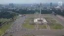 Foto aerial umat muslim melaksanakan salat Jumat saat Aksi Bela Palestina di Kawasan Monas, Jakarta, Jumat (11/5). Aksi ini bertajuk Indonesia Bebaskan Al-Quds. (Liputan6.com/Arya Manggala)