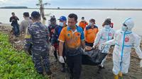 Tim SAR Gabungan mengevakuasi jenazah pemancing yang ditemukan hari kelima pencarian di Muara Sungai Lukulo, Jumat (28/11/2024).