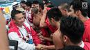Menpora Imam Nahrawi memberi ucapan selamat kepada timnas polo air putra Indonesia usai melawan Filipina di National Aquatic Centre, Kuala Lumpur, Malaysia, Minggu (20/8). Timnas polo air putra Indonesia menyabet medali perak. (Liputan6.com/Faizal Fanani)