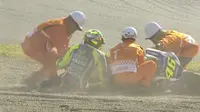 Pebalap Movistar Yamaha, Valentino Rossi, terjatuh pada lap ketujuh saat sedang berada di posisi kedua balapan MotoGP Jepang di Twin Ring Motegi, Minggu (16/10/2016). (Crash)
