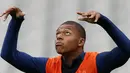 Aksi Kylian Mbappe melempar bola saat berlatih bersama timnas Prancis  di Stade de France stadium aint Denis, (30/8/2017). Prancis akan melawan Belanda pada pada kualifikasi Grup A Piala Dunia 2018.  (AP/Christophe Ena)