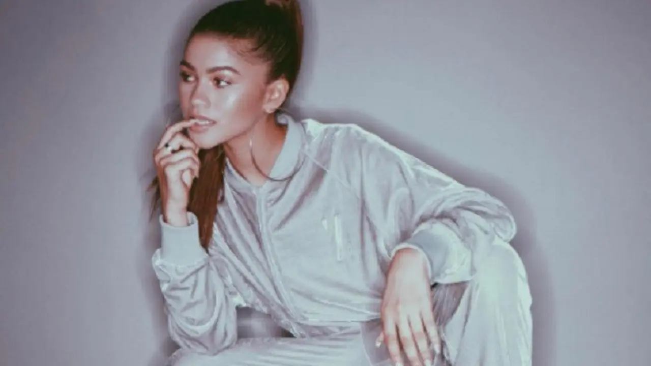 Sontek Gaya Kasual Sporty Zendaya yang Stylish