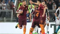 Daniele De Rossi langsung memungut bola usai mencetak gol penyeimbang buat AS Roma ke gawang Juventus. (Andreas SOLARO / AFP)