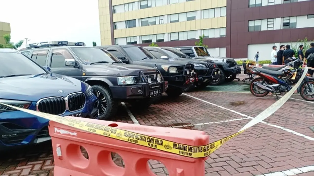Deretan mobil mewah pengendali narkoba Riau sitaan Polda Riau dari tindak pidana pencucian uang.