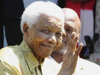 Mantan Presiden Afrika Selatan, Nelson Mandela saat meninggalkan kediaman presiden di Genadendal, Cape Town, 12 Februari 2010. AFP PHOTO/ GCIS/ HO/ Elmond Jiyane