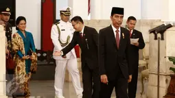 Presiden Jokowi berjalan menuju ruang pelantikan Dubes Luar Biasa dan Berkuasa Penuh (LBBP) RI di Istana Negara, Jakarta, Kamis (25/2). 10 Dubes LBBP tersebut akan mewakili pemerintah Indonesia di berbagai negara sahabat. (Liputan6.com/Faizal Fanani)