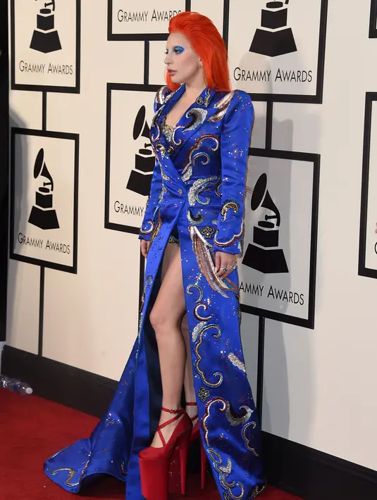 Busana rancangan Marc Jacobs yang dipakai Lady Gaga ini mengambil inspirasi dari koleksi musim semi 2016 desainer New York yang mengutamakan rancangannya pada mantel biru panjang ini. (AFP/Bintang.com)