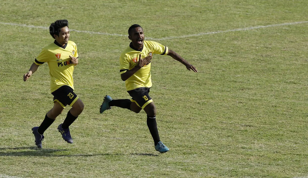 Pemain Universitas Merdeka (Unmer), Besal, berselebrasi usai cetak gol ke gawang Universitas Narotama pada Torabika Campus Cup 2017 di Stadion UM, Malang, Selasa, (31/10/2017). Unmer Menang 3-0 atas Universitas Narotama. (Bola.com/M Iqbal Ichsan)