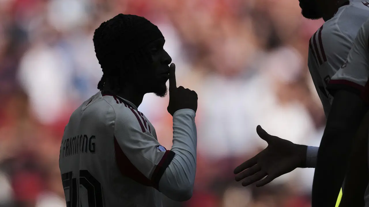 Selebrasi bek Liverpool, Jeremie Frimpong, usai menjebol gawang Crystal Palace di laga Community Shield di Stadion Wembley, Minggu (10/08/2025). (AP Photo/Dave Shopland).