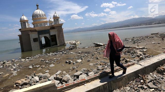 Pandangan Udara Masjid Terapung Usai Diguncang Gempa dan Tsunami Palu