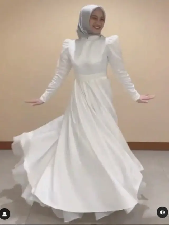 7 Potret Artis Pakai Baju Shimmer, Diprediksi Jadi Tren Lebaran 2024
