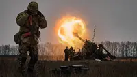 Tentara Ukraina menembakkan sistem artileri Pion ke posisi Rusia dekat Bakhmut, wilayah Donetsk, Ukraina, 16 Desember 2022. Pakta Pertahanan Atlantik Utara atau NATO dan sejumlah pengamat mengungkapkan perang bisa terjadi dalam beberapa bulan, tahun atau bahkan hingga waktu yang tak terbatas. (AP Photo/LIBKOS, File)