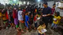 Anak-anak dan warga antre mendapatkan makanan pembuka puasa (takjil) di halaman Masjid Wihdatul Ummah, Limo, Depok, Senin (1/4/2024). (merdeka.com/Arie Basuki)