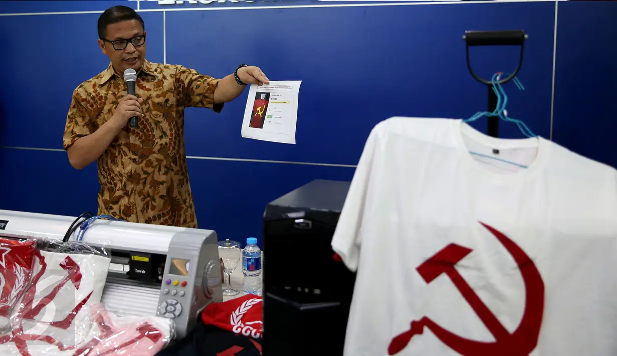 Dirtipideksus Bareskrim Mabes Polri Brigjen Pol Agung Setya saat memberikan keterangan di Bareskrim Polri, Jakarta, Jumat (30/12). Bareskrim merilis penangkapan tersangka, HS, penjual kaus berlogo palu arit secara online. (Liputan6.com/Johan Tallo)