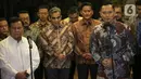 Ketua Umum Partai Demokrat Agus Harimurti Yudhoyono dan 
Ketua Umum Partai Gerindra Prabowo Subianto memberikan keterangan usai melakukan pertemuan di Kertanegara, Jakarta, Jumat (24/6/2022). Dalam pertemuan itu, AHY mengaku saling bertukar pandangan dengan Prabowo seperti, pandemi Covid-19 dan isu kebangsaan. (Liputan6.com/Faizal Fanani)