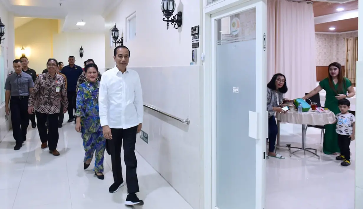 Presiden Joko Widodo atau Jokowi didampingi Ibu Negara Iriana menjenguk kelahiran La Lembah Manah di RS PKU Muhammadiyah, Surakarta, Jumat (15/11/2019). Jokowi mendapat cucu ketiga dari pasangan Gibran Rakabuming Raka dan Selvi Ananda. (Foto: Kris-Biro Pers Sekretariat Presiden)