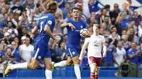 Selebrasi Alvaro Morata usai mencetak gol pertama Chelsea ke gawang Burnley pada laga perdana Liga Inggris 2017/2018 di Stamford Bridge, Sabtu (12/8/2017). (Ian KINGTON / AFP)