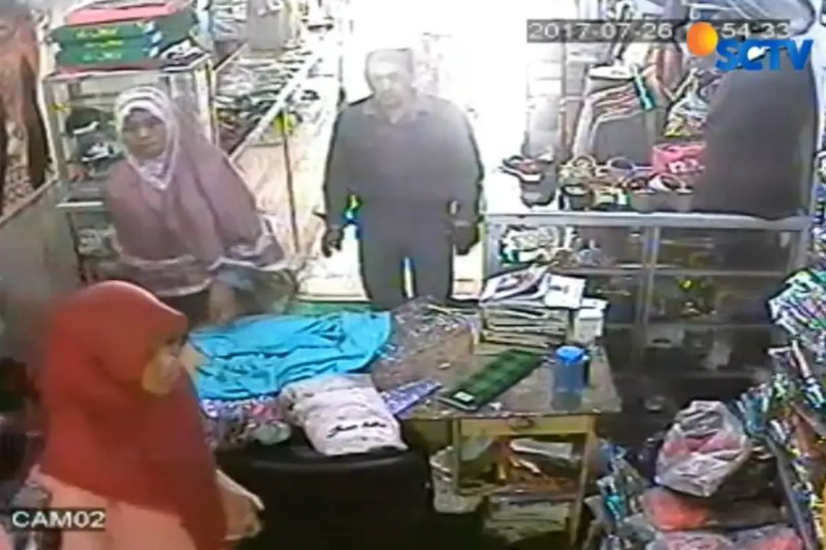 Viral, Suami Istri Terekam CCTV Ambil HP Pedagang