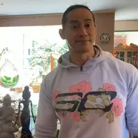 Rumah Ade Rai bukan berada di Bali, tapi di Bandung. Ruang tengah sengaja dibuat luas supaya sirkulasi udara bisa berjalan lancar. [Foto: youtube.com/Dunia Ade Rai]