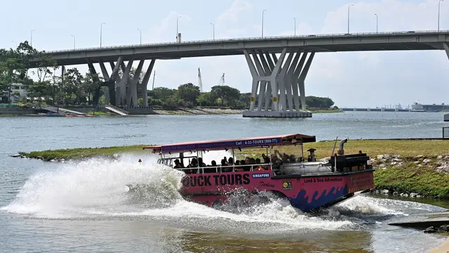 Keliling Singapura Naik Mobil Amfibi