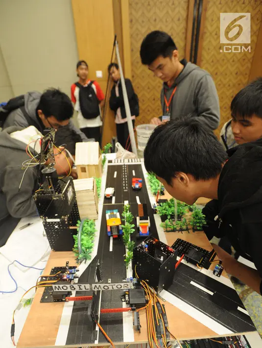 Murid SMA mengoperasikan robot hasil kreatifitasnya berupa robot " Smart City" saat kegiatan Indonesian Youth Robot Competititon  di ICE, BSD, Tangerang Selatan (22/4). Kegiatan ini dalam rangka menyaring bibit murid berprestasi. (Merdeka.com/Arie Basuki)