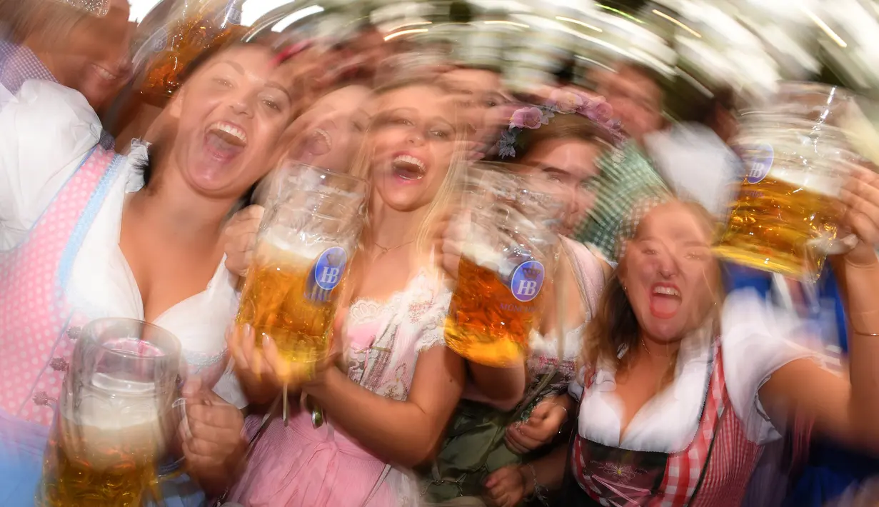 Sejumlah wanita memegang gelas berisi bir saat mengikuti festival minum bir tahunan dalam pembukaan Oktoberfest ke-182 di Munich, Jerman (16/9). Festival ini diadakan dari tanggal 16 sampai 3 Oktober 2017. (AFP Photo/dpa/Felix Hörhager/Germany Out)