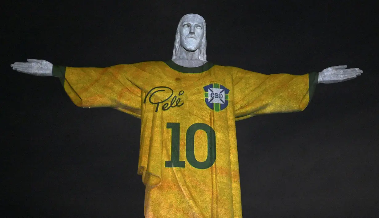 Patung Kristus Sang Penebus (Christ the Redeemer) di Rio de Janeiro, Brasil diterangi gambar jersey dari legenda sepak bola Brasil, Pele sebagai penghormatan atas satu tahun kematian sang pemain pada Jumat, 29 Desember 2023. (AFP/Mauro Pimentel)
