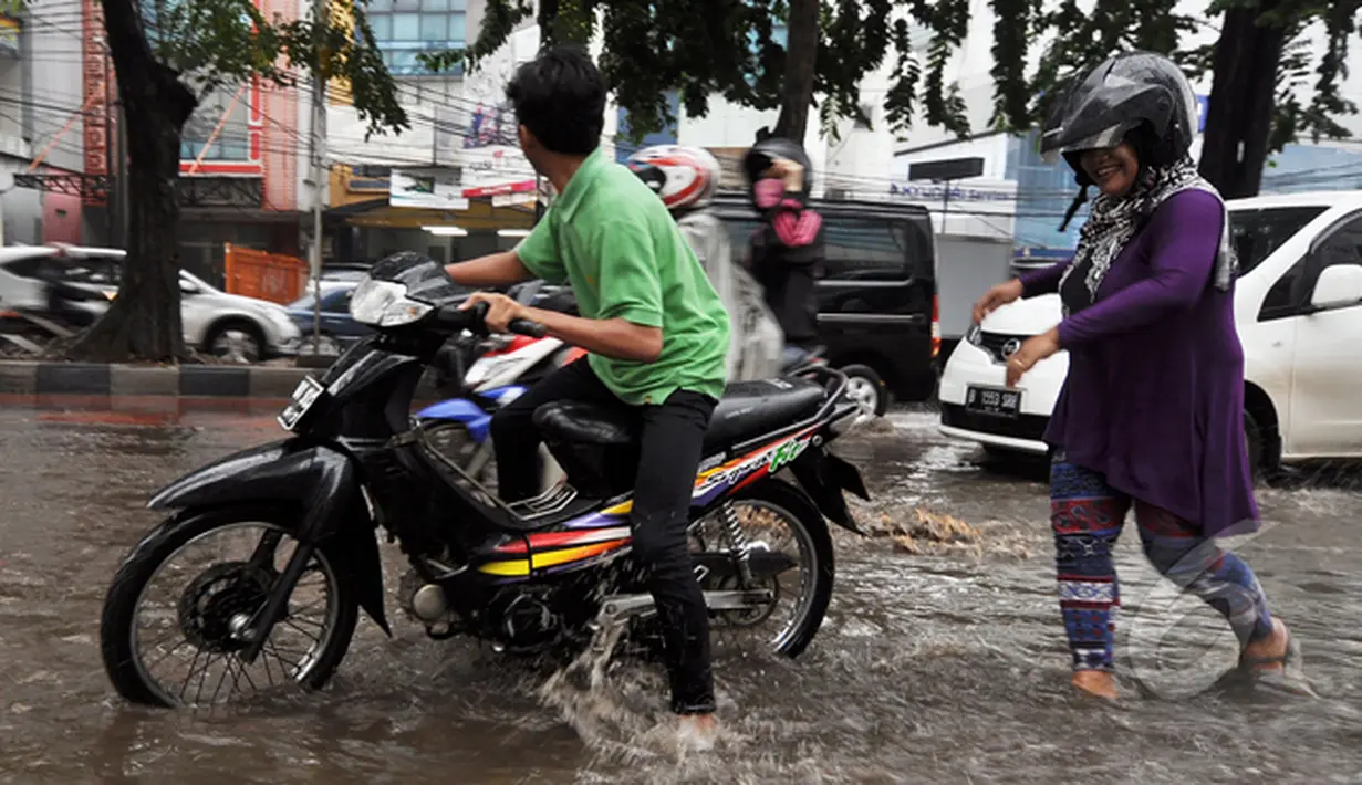 Motor seorang pengendara terlihat mogok saat melintas di Jalan Iskandar. Sistem drainase yang buruk menjadi penyebab banjir di sejumlah ruas jalan di Ibu Kota selalu, Jakarta, Kamis (22/1/2015).(Liputan6.com/Miftahul Hayat)