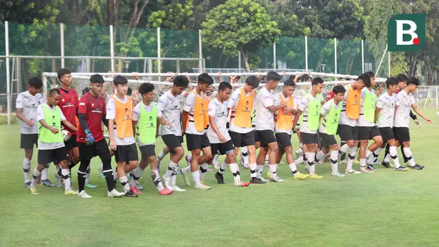 Foto: Bima Sakti Tes Kebersamaan Pemain Timnas Indonesia U-17, Pindahkan Gawang Jadi Momennya