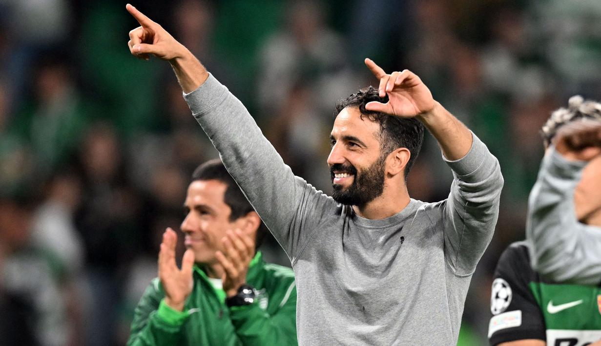 Pelatih Sporting CP, Ruben Amorim merayakan kemenangan timnya pada laga Liga Champions 2024/2025 melawan Manchester City di Jose Alvalade, Lisbon, Portugal, Rabu (06/11/2024) WIB. (AFP/Patricia De Melo Moreira)