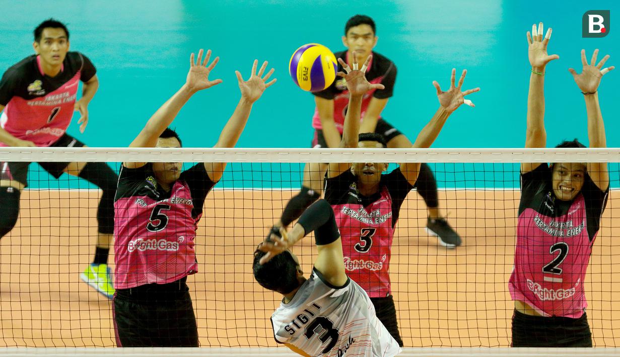 Pevoli tim 2 Indonesia, Sigit Adrian melancarkan serangan kontra tim 1 pada ajang final Invitation Tournament Asian games 2018 yang berlangsung di Hall Tennis Indoor GBK, Kamis (15/2/2018). Tim 2 keluar sebagai juara (Bola.com/Peksi Cahyo)