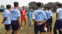 Legenda Bayern Munchen, Martin Demichelis, memberikan coaching clinic kepada pesepak bola muda di Lapangan PSPT Tebet, Jakarta, Minggu (23/6). Acara ini merupakan rangkaian Allianz Explorer Camp 2019. (Bola.com/Vitalis Yogi Trisna)