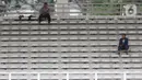 Petugas keamanan berjaga di Stadion Madya Gelora Bung Karno saat laga kualifikasi Grup H Piala AFC 2020 antara PSM Makassar melawan Kaya FC-Iloilo, Jakarta, Selasa (10/3/2020). Pertandingan tanpa dihadiri penonton sebagai antisipasi penyebaran virus Corona COVID 19. (Liputan6.com/Helmi Fithriansyah)