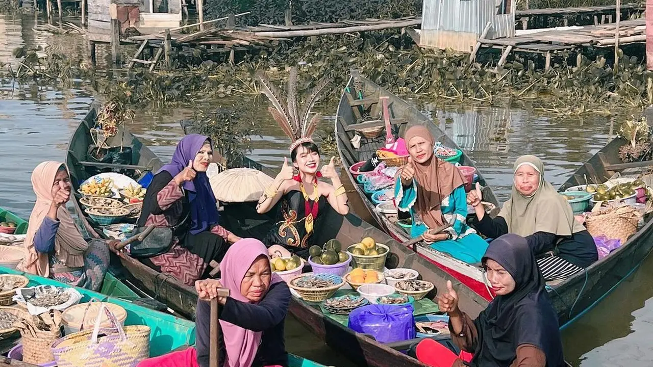 6 Potret Ghea Indrawari Pakai Kostum Adat Dayak, Kunjungi Pasar Terapung