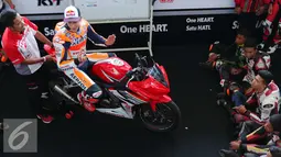 Pembalap tim Repsol Honda, Marc Marquez saat memberikan coaching clinic di Sentul, Jawa Barat, Selasa (25/10). Coaching clinic ini diikuti oleh 16 pembalap muda binaan dari AHM. (Liputan6.com/Angga Yuniar)