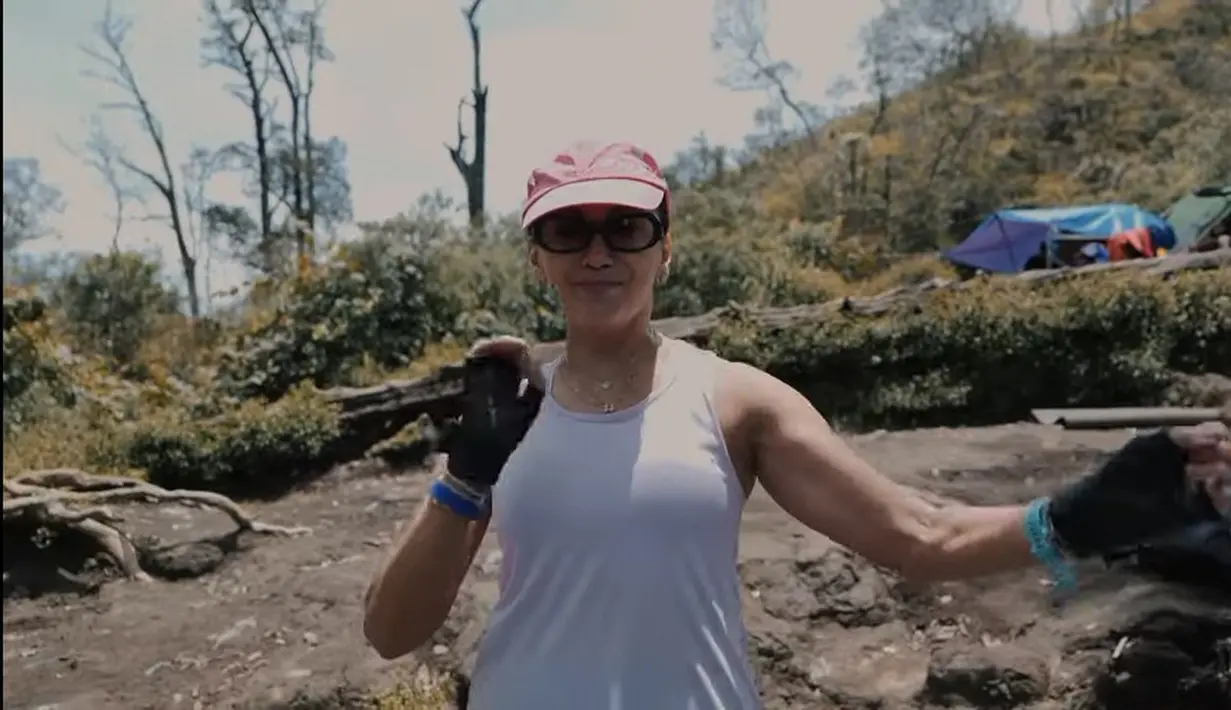 Selain gunung yang berada di Jawa,Gladys Suwandhi juga pernah menjajal gunung di Bali. Gladys juga kerap membagikan kegiatannya saat bersama masyarakat badui, Banten. [Youtube/Gladys Suwandhi]