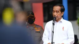 Presiden Joko Widodo memberi keterangan saat meninjau langsung vaksinasi Covid-19 bagi anak-anak usia 6-11 tahun yang digelar di Kompleks SDN Cideng, Gambir, Jakarta, Rabu (15/12/2021). (Foto: Lukas-Biro Pers Sekretariat Presiden)