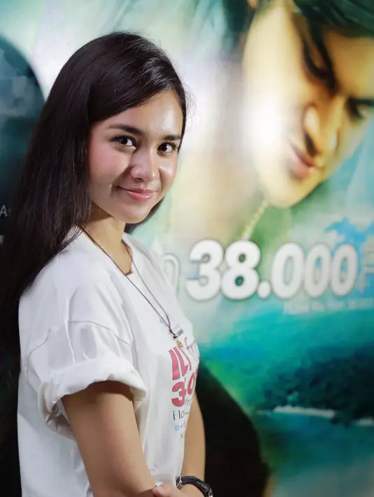 Film ini menceritakan gadis berusia 18 tahun yang berlibur ke Bali dan menemukan cowok bernama Arga (Rizky Nazar). (Adrian Putra/Bintang.com)