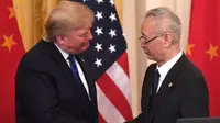 Wakil Perdana Menteri China Liu He berjabat tangan dengan Presiden AS Donald Trump selama upacara penandatanganan perjanjian perdagangan antara AS dan China di Ruang Timur White House di Washington, DC, 15 Januari 2020. (Liputan6/Saul Loeb/AFP)