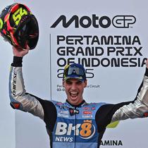 Fermin Aldeguer merebut posisi terdepan usai menyalip Pedro Acosta yang melebar di lap delapan. (SONNY TUMBELAKA/AFP)