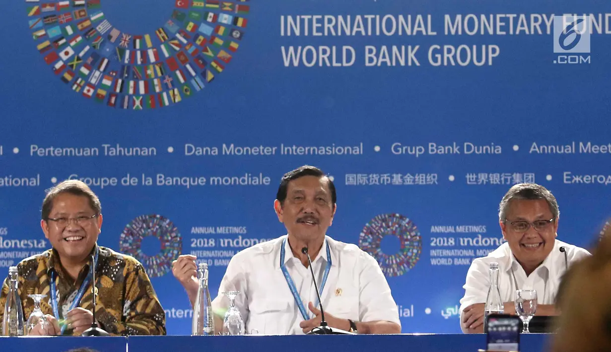 Ketua Panitia Nasional Penyelenggara Pertemuan Tahunan IMF-Bank Dunia Luhut Binsar Panjaitan (tengah) bersama Menkominfo Rudiantara (kiri) dan Gubernur BI Perry Warjiyo (kanan) memberi keterangan di Bali, Senin (8/10). (Liputan6.com/Angga Yuniar)