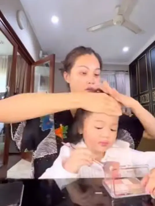 Thania tengah bersiap memoleskan pipinya, ia pun mengulas blush on tersebut dengan kuas. (Foto: Instagram/@sarwendah29)