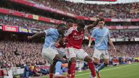 Noni Madueke (kedua dari kanan) berebut bola dengan Jeremy Doku di laga Arsenal vs Manchester City di Emirates Stadium, Minggu (21/09/2025). (AP Photo/Kin Cheung)