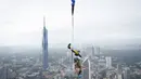 Seorang pelompat BASE terjun dari Menara Kuala Lumpur selama KL Tower International Jump Malaysia di Kuala Lumpur, Jumat (3/2/2023). Event wisata olahraga ini mengajak traveler penantang adrenalin untuk base jump, semacam terjun bebas, dari sisi atas menara di ketinggian sekitar 300 meter. (AP Photo/Vincent Thian)