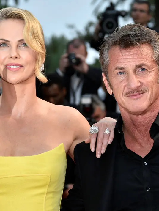 Charlize mengatakan bahwa menjadi seorang ibu telah mengubahnya dalam berbagai aspek. Ia mengatakan hal tersebut pada majalah Notebook. (Bintang/APE)